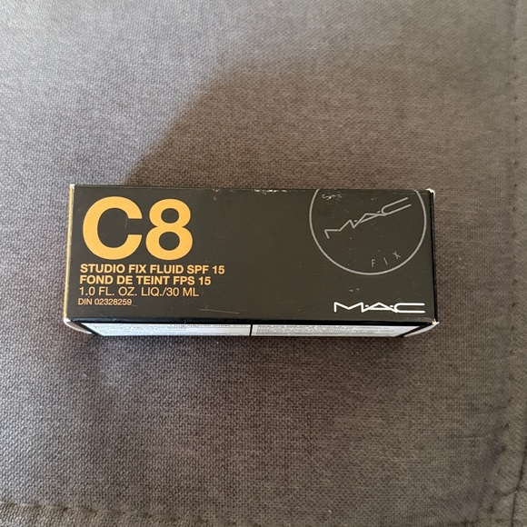 Brand new MAC Cosmetics Studio Fix Fluid SPF 15 Foundation - C8 - Picture 2 of 3